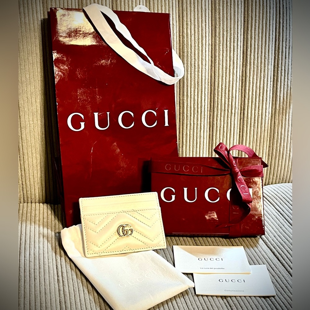 Gucci GG Marmont Card Case - NWT
Box, Bag, Dust Bag, Cards, & Ribbon included - Picture 11 of 15